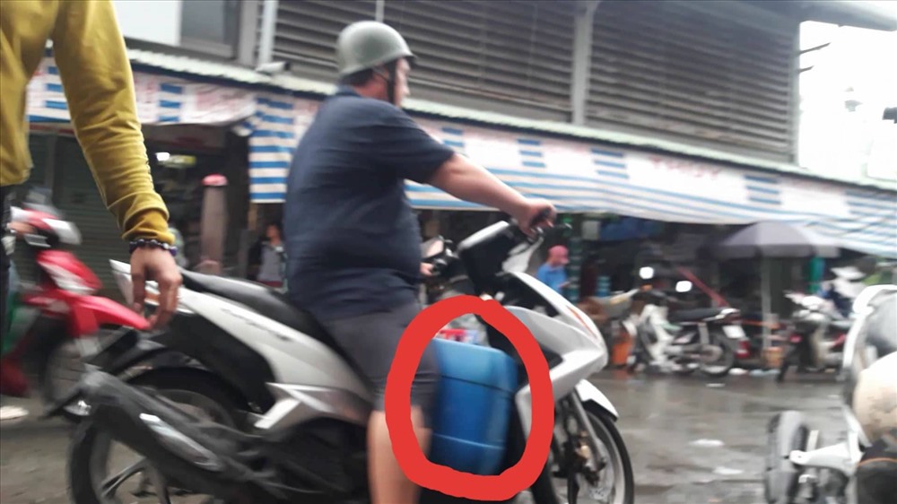Axit đậm đặc được đựng sơ sài trong can nhựa màu xanh. Ảnh TK.