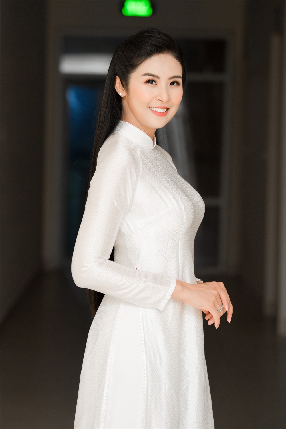 Hoa hậu Ngọc Hân dành thời gian về thăm ngôi trường cũ - nơi cô có nhiều kỷ niệm suốt những năm học cấp 3. Ảnh: Vũ Toàn.