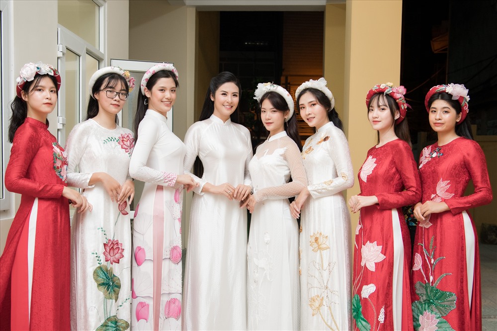 Hoa hậu còn giới thiệu bộ sưu tập áo dài mới nhất của mình.
