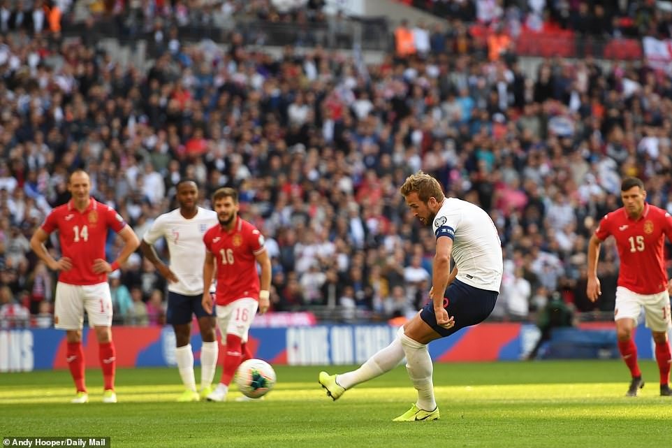 Cú đá phạt đền nâng tỷ số lên 2-0 của Harry Kane. Ảnh: Daily Mail