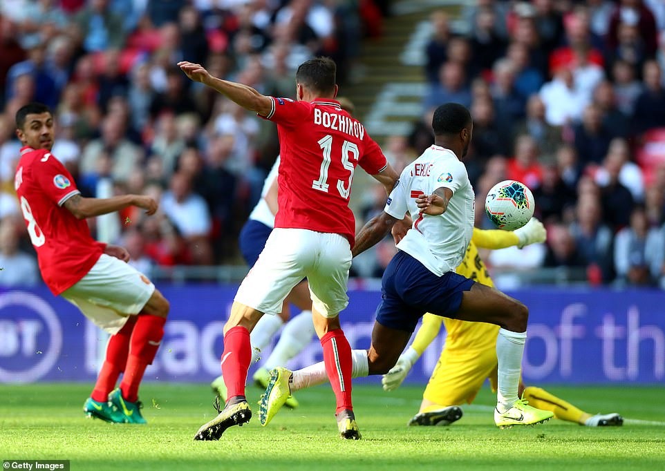 Sterling (áo trắng bên phải) nâng tỷ số lên 3-0. Ảnh: Getty Images.