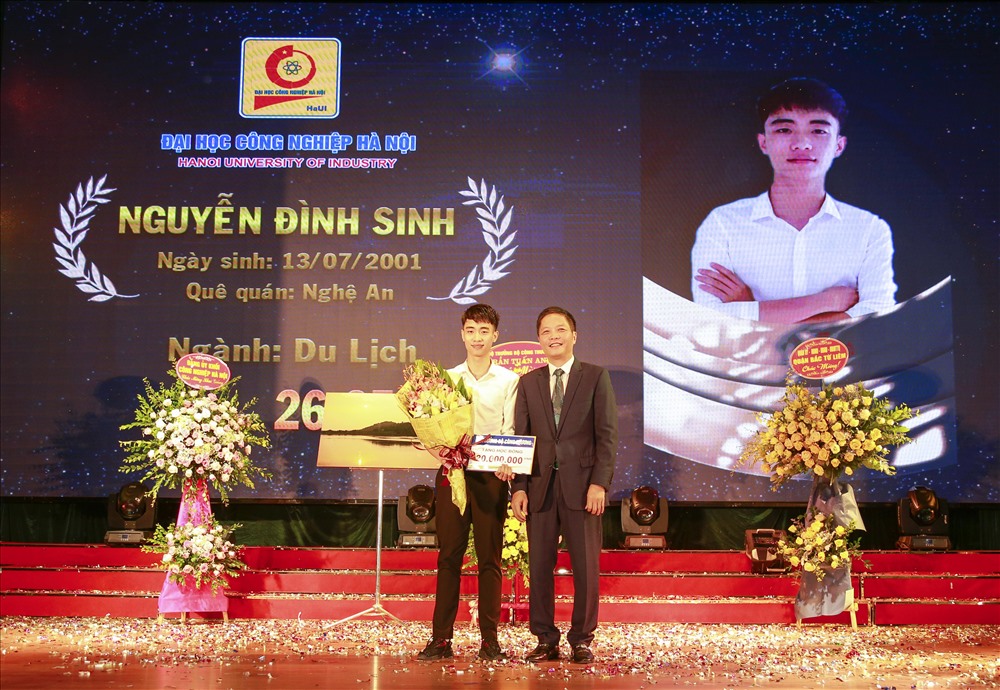 Học bổng của Bộ trưởng Bộ Công thương dành cho thủ khoa có hoàn cảnh khó khăn.