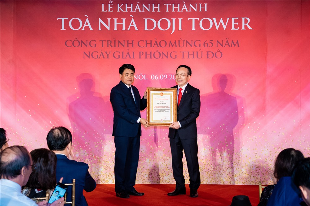 Ghi nhận và đánh giá cao nỗ lực của là Tập đoàn Vàng bạc đá quý Doji khi hoàn thành công trình Tòa nhà Doji Tower, Chủ tịch UBND TP.Hà Nội trao chứng nhận Tòa nhà DOJI Tower là công trình tiêu biểu Chào mừng 65 năm Ngày Giải phóng Thủ đô. Chủ tịch Hội đồng Sáng lập Tập đoàn – Ông Đỗ Minh Phú vinh dự đại diện DOJI đón chứng nhận danh giá này. Ảnh: Doji