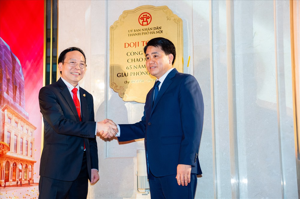 Nghi thức gắn biển đồng Công trình trọng điểm chào mừng 65 năm Ngày Giải phóng Thủ đô cho Tòa nhà Doji Tower được tiến hành trang trọng trong niềm hãnh diện tự hào của Tập đoàn Doji và của đông đảo người dân Hà Nội. Ảnh: Doji