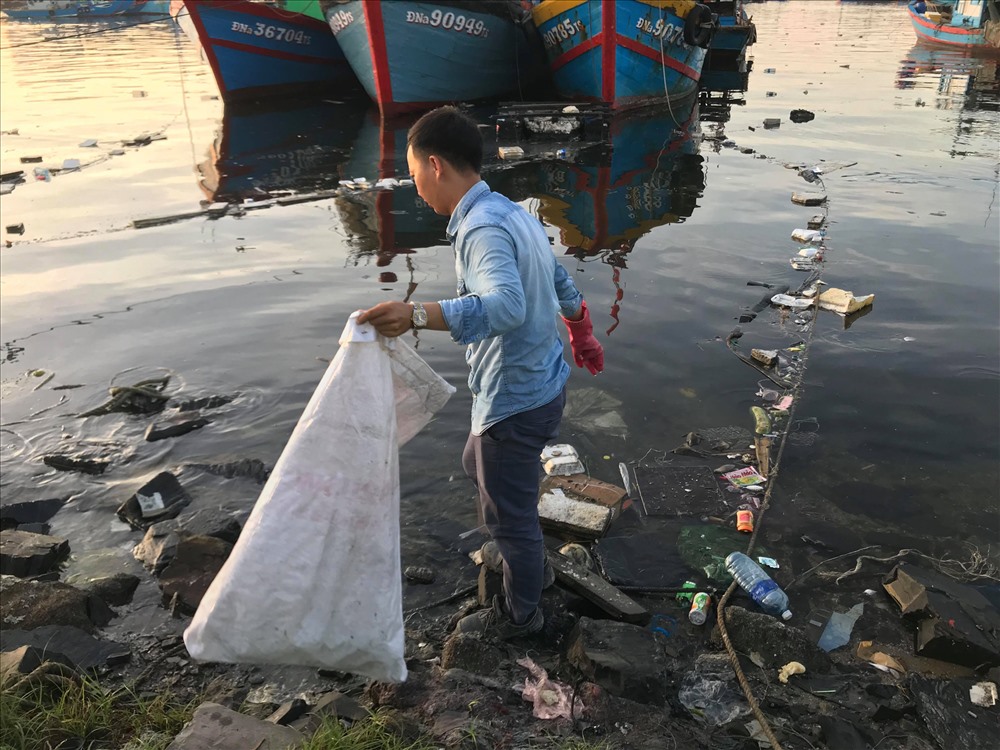 Hành động “đẹp” của nhóm tình nguyện diễn ra trong thầm lặng. Ảnh: N.T