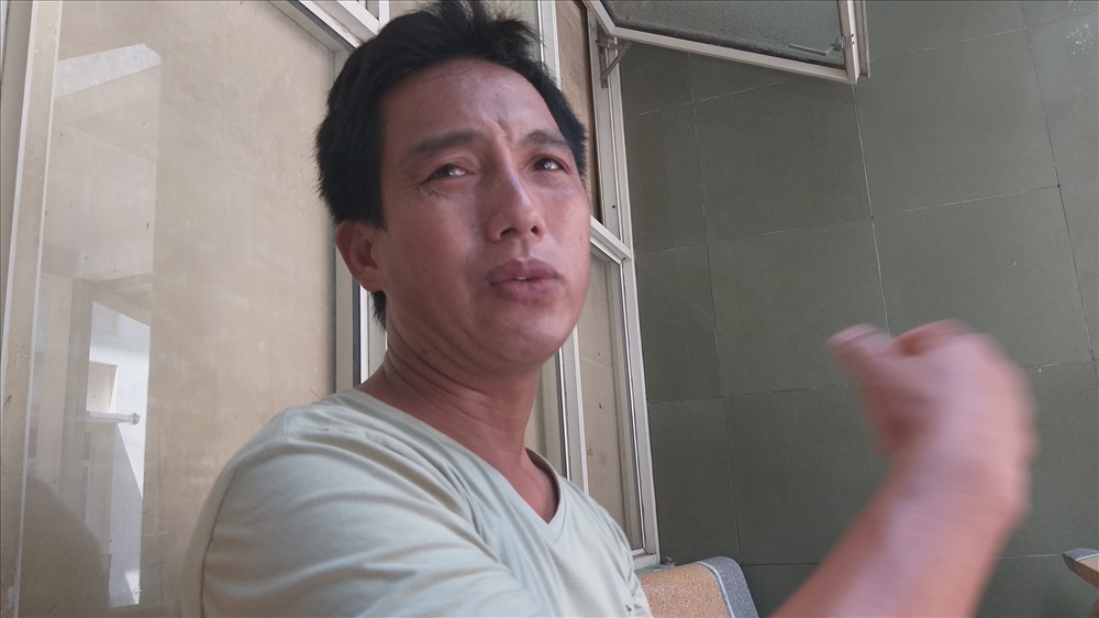Anh Trường, bố của nạn nhân đau xót kể lại sự việc. Ảnh: Đ.S