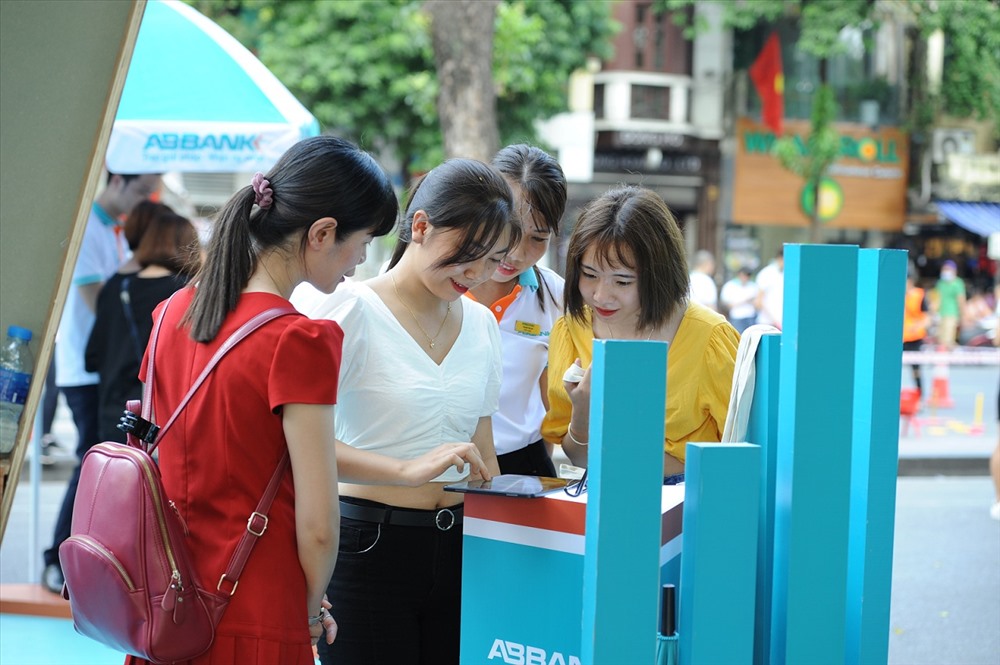 Các khách hàng trải nghiệm ứng dụng thanh toán mới của ABBank.