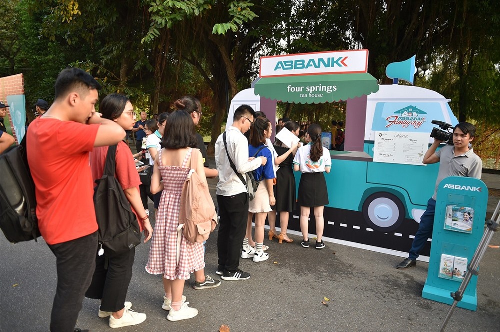 Rất nhiều bạn trẻ xếp hàng mua trà sữa và trải nghiệm thanh toán bằng