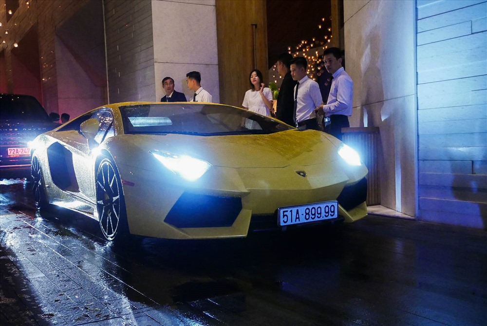 Trong dàn xe tham dự  đám cưới con gái doanh nhân Phạm Trần Nhật Minh, chiếc Lamborghini Aventador S trị giá trên 40 tỉ đồng thu hút nhiều sự chú ý.