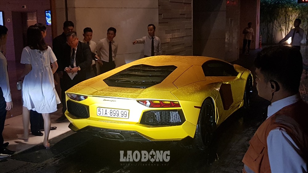 Đây là một trong những chiếc xe nổi bật nhất, được mệnh danh là siêu xe Lamborghini đắt nhất và nhanh nhất tại Việt Nam.