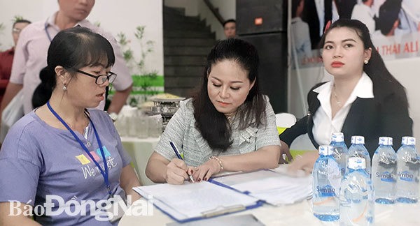 Khi phát hiện công ty này tổ chức lễ khai trương rầm rộ với sự tham gia của 50 nhân viên và nhiều khách hàng, Tổ kiểm tra liên ngành phường Tân Tiến đã đến nơi để làm rõ tình hình. Ảnh: Báo Đồng Nai