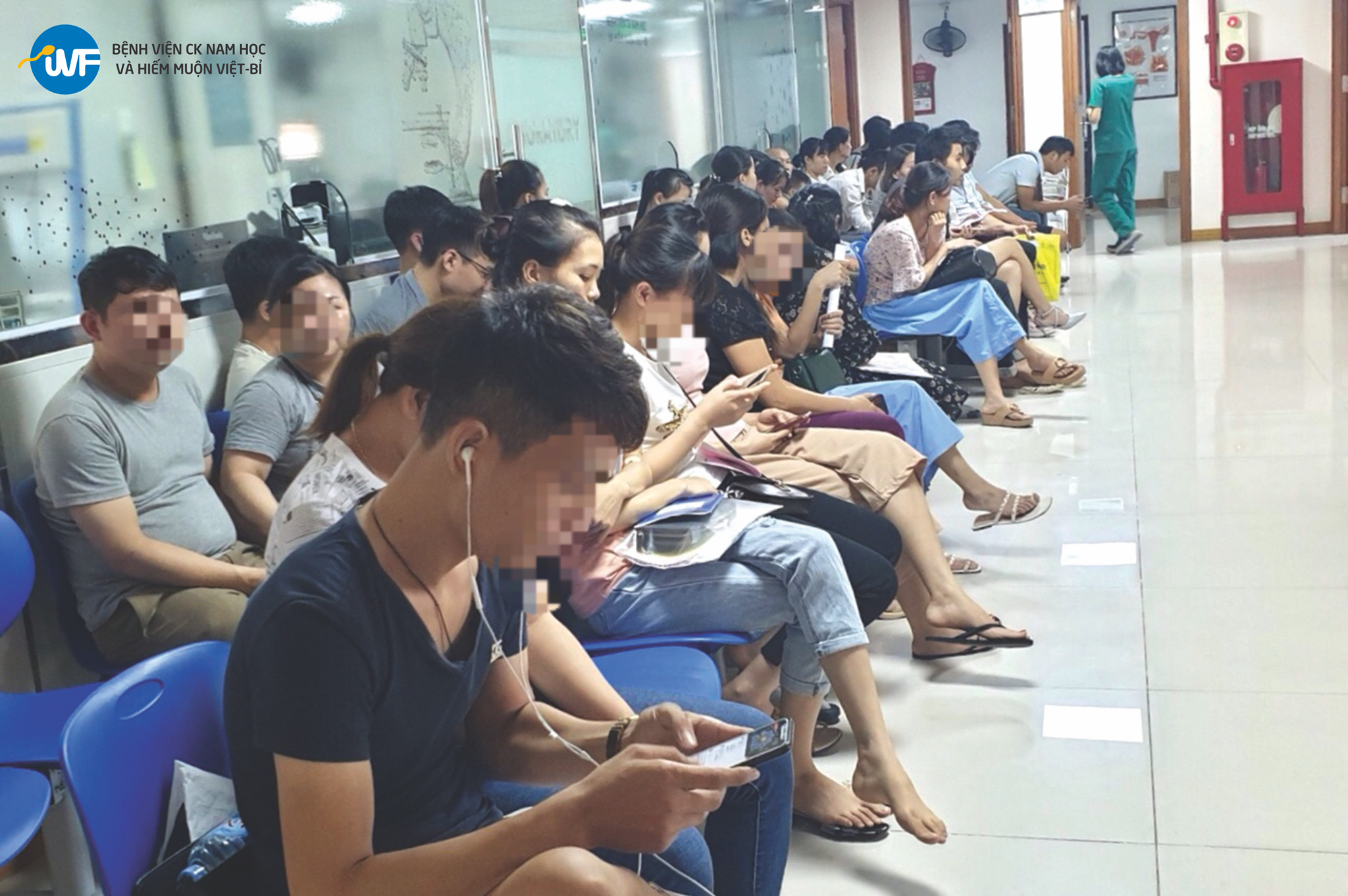 Các cặp vợ chồng thăm khám tại Bệnh viện Việt- Bỉ. Ảnh: L.Quân