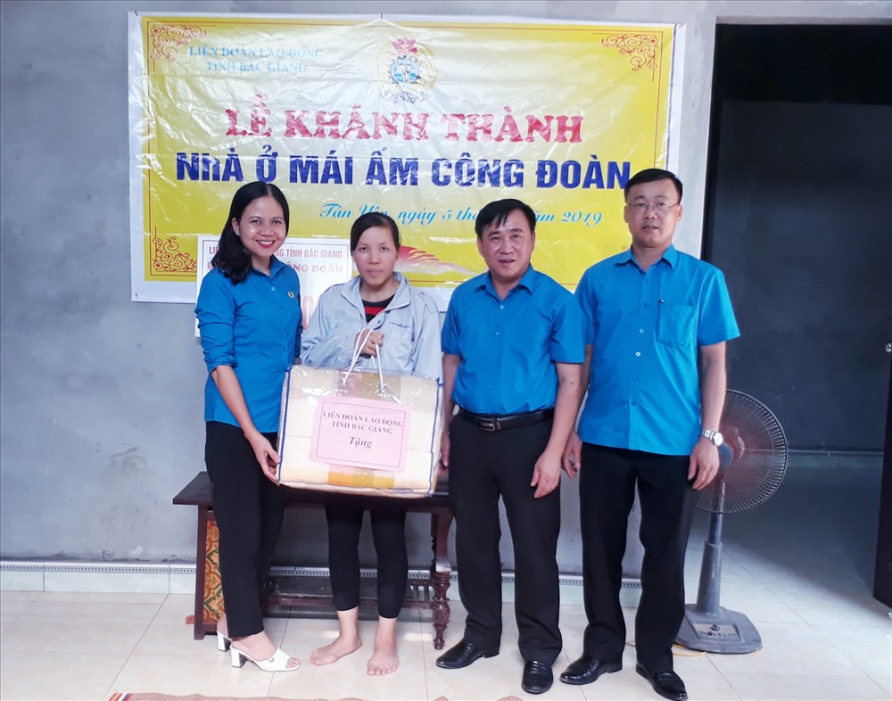 Lãnh đạo Liên đoàn Lao động tỉnh trao quà chúc mừng gia đình đoàn viên Vũ Thị Hiền.