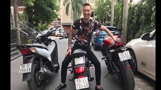 Trong các video của mình, Huấn “Hoa Hồng” luôn tràn ngập những tài sản đắt tiền