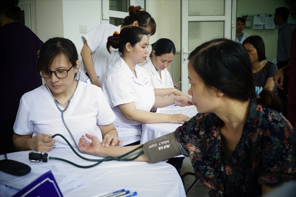 Nhiều người dân xung quanh vụ cháy Rạng Đông đã đến trạm Y tế để khám sàng lọc. Ảnh: PD