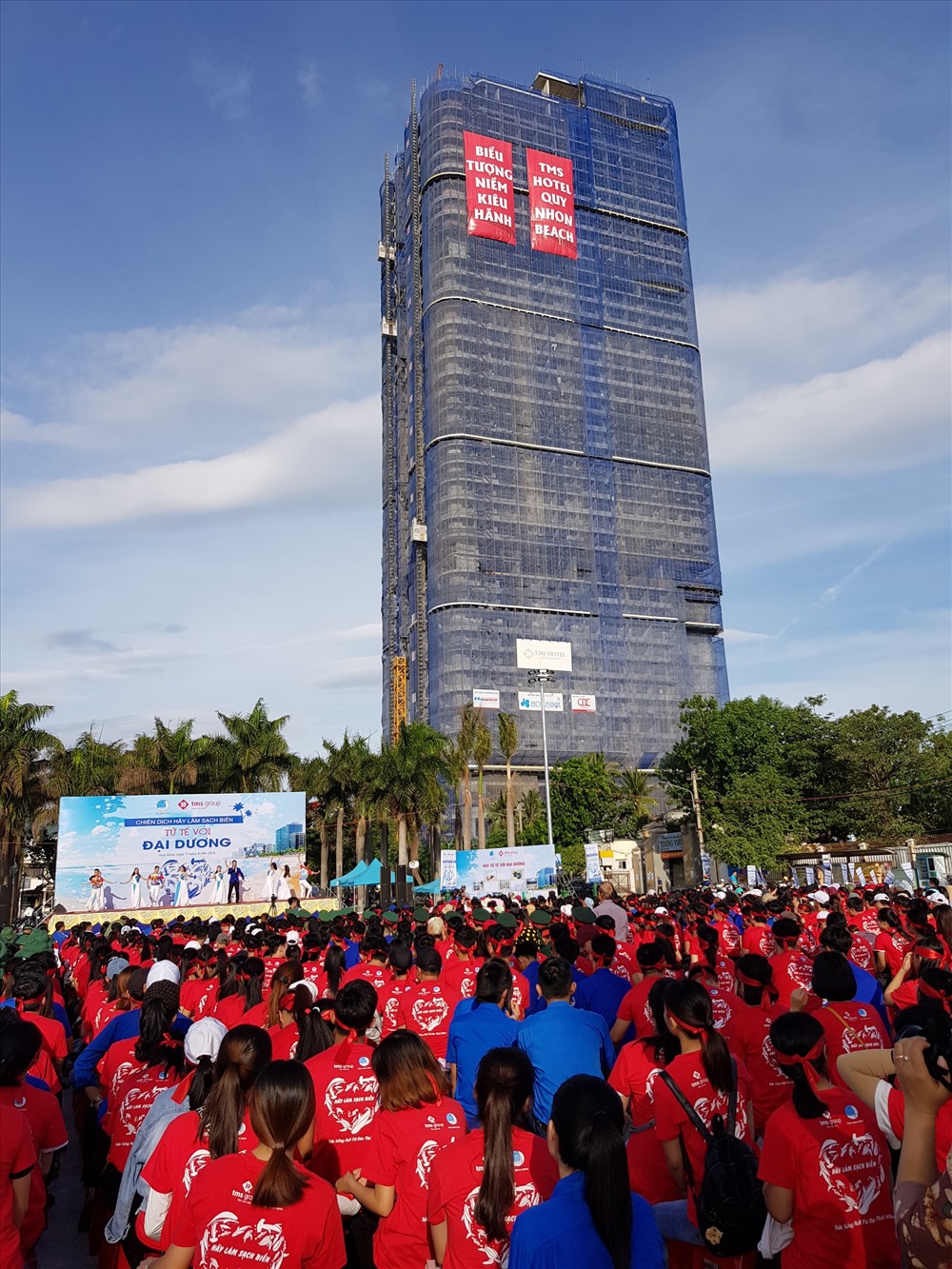 Hơn 1.200 người tham gia chiến dịch “Hãy làm sạch biển – Tử tế với đại dương” năm 2019. Ảnh: TMS
