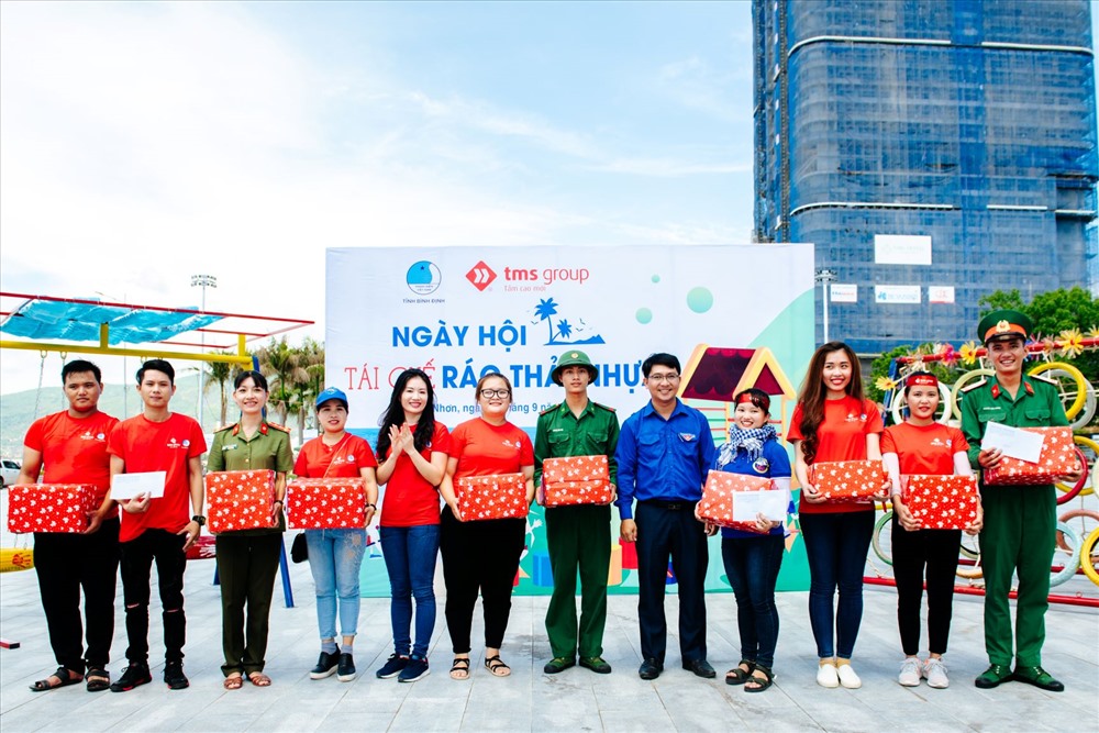 Ban tổ chức trao quà cho các đội tham gia cuộc thi tái chế rác thải nhựa. Ảnh: TMS