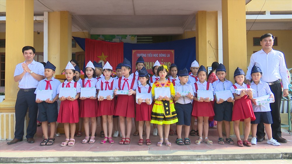 Lãnh đạo LĐLĐ tỉnh và LĐLĐ huyện Đông Hưng trao quà cho các em học sinh. Ảnh: B.Mạnh
