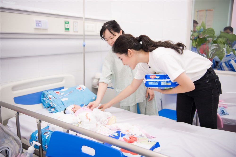 Người đẹp đến thăm hỏi từng bệnh nhân nhi.