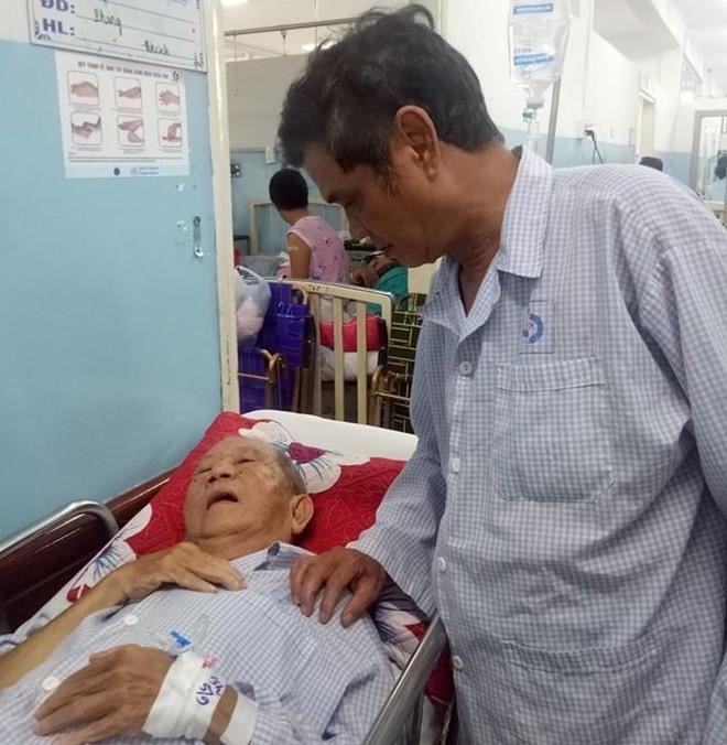 Nghệ sĩ Mai Trần sang thăm nghệ sĩ Mạc Can tại bệnh viện Gia Định.