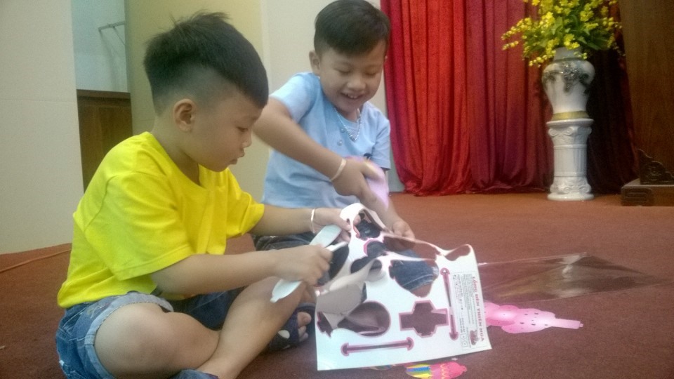 các em học sinh tham gia trò chơi ráp lòng đèn tại buổi lễ. Ảnh: Thành Nhân