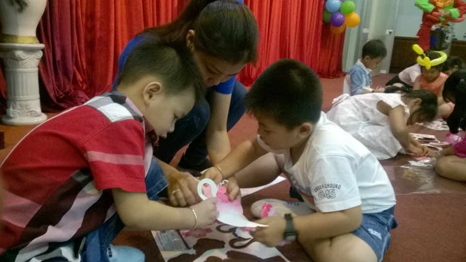 các em học sinh tham gia trò chơi ráp lòng đèn tại buổi lễ. Ảnh: Thành Nhân