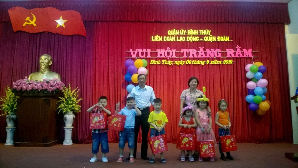 trao quà cho các em học sinh. Ảnh: Thành Nhân