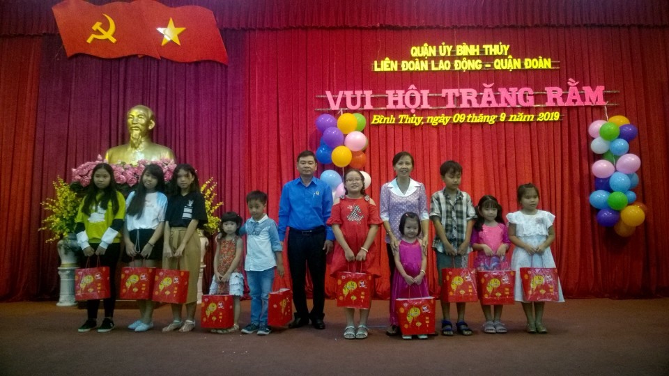 trao quà cho các em học sinh. Ảnh: Thành Nhân