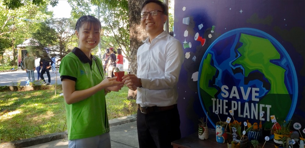 Anh Danh tặng một món là chậu nhựa được trồng cây cho các bạn sinh viên. ảnh: T.D