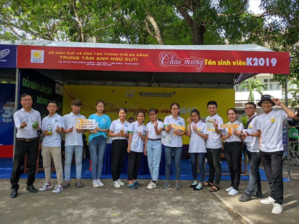 Các thành viên của CLB mang dự án này tuyên truyền với sinh viên. ảnh: T.D