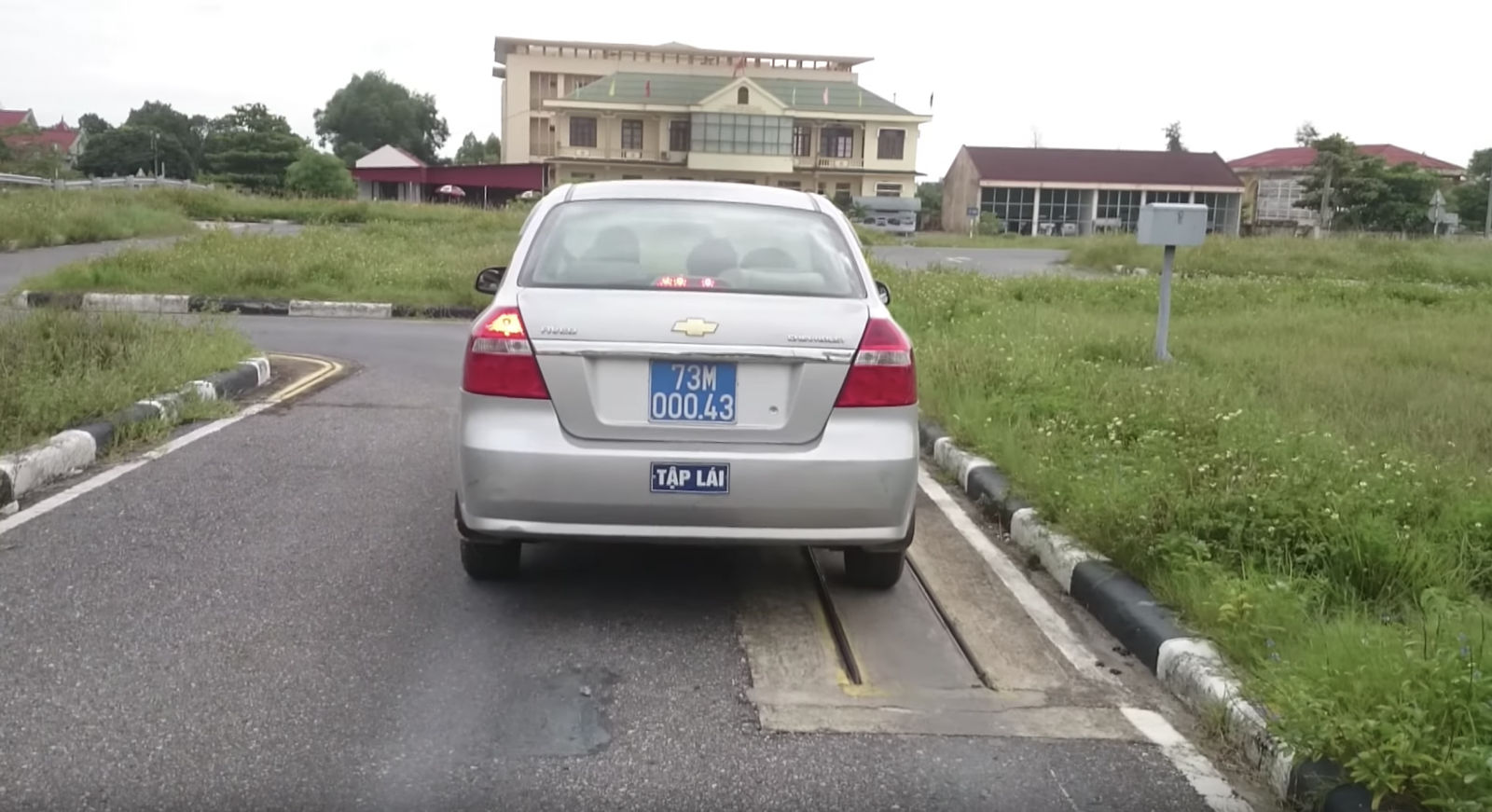 Bài thi vệt bánh xe. ảnh: S.T