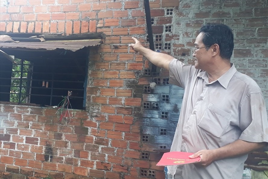 Người dân sống thấm thỏm trong căn nhà xuống cấp. Ảnh: PH.