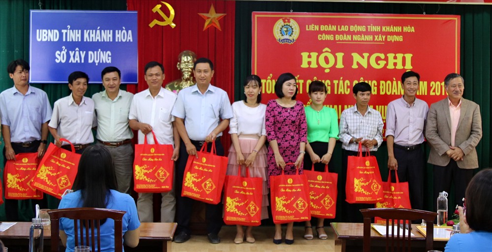 Lãnh đạo công đoàn ngành xây dựng Khánh Hòa trao quà Tết sum vầy cho đoàn viên. Ảnh: T.T