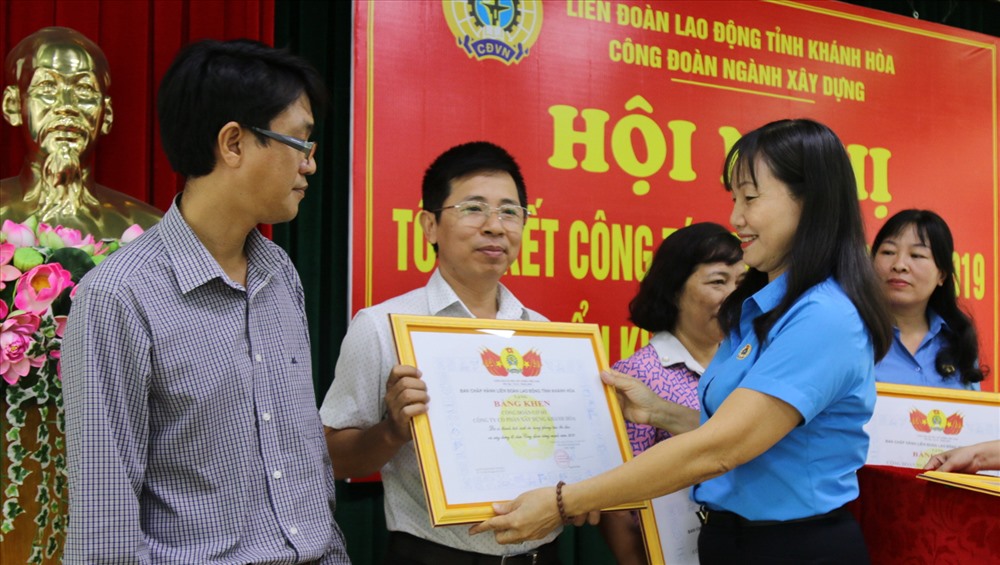 Phó chủ tịch LĐLĐ Khánh Hòa bà Nguyễn Thị Hằng trao bằng khen cho các tập thể có nhiều thành tích xuất sắc trong hoạt động công đoàn năm 2019. Ảnh: T.T
