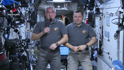 Các phi hành gia gửi lời chúc năm mới từ ISS. Ảnh: RT