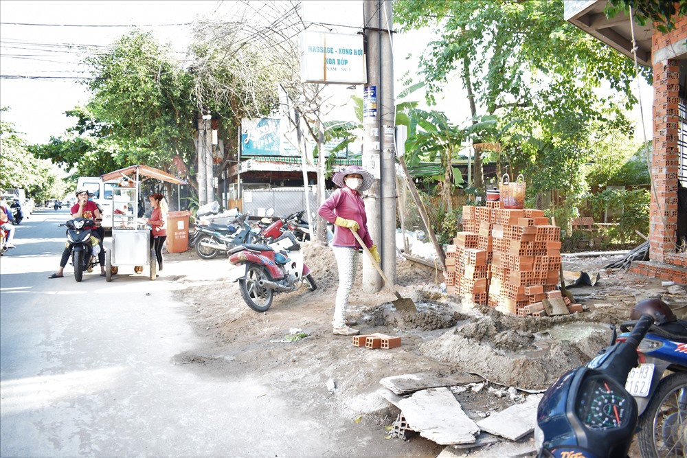 Theo ghi nhận của phóng viên Lao Động vào ngày 1.1.2020, việc thi công kéo dài khiến cuộc sống của người dân sinh sống trong khu vực ảnh hưởng nghiêm trọng. Ảnh: Thành Nhân.