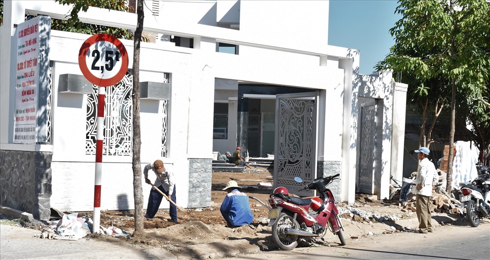 Sáng ngày 1.1.2020, phần vỉa hè trên các tuyền đường ở TP.Cần Thơ gồm: Đầu hẽm 51 đường 3/2 (Quận Ninh Kiều); Đường số 2 Khu nhà ở Hồng Phát; hồ Bún Xáng và đường Trần Nam Phủ và đường số 7 KDC Đại học Cần Thơ (thuộc Phường An Khánh quận Ninh Kiều); đường Phạm Hùng (phường Lê Bình, quận Cái Răng) luôn trong tình trạng bị đào xới, ngổn ngang gạch đá do thi công trên vỉa hè. Ảnh: Thành Nhân.