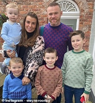 Trong bức ảnh đầu tiên được chụp cách đây 10 năm, cựu cầu thủ Manchester United Wayne Rooney đứng cùng với người vợ Coleen và cậu con cả Kai. 10 năm sau, Wayne Rooney đã trở thành ông bố 4 con. Rõ ràng, tay săn bàn khét tiếng của “Quỷ đỏ” không chỉ đạt được những thành tựu đáng ngưỡng mộ trên sân cỏ 10 năm qua…