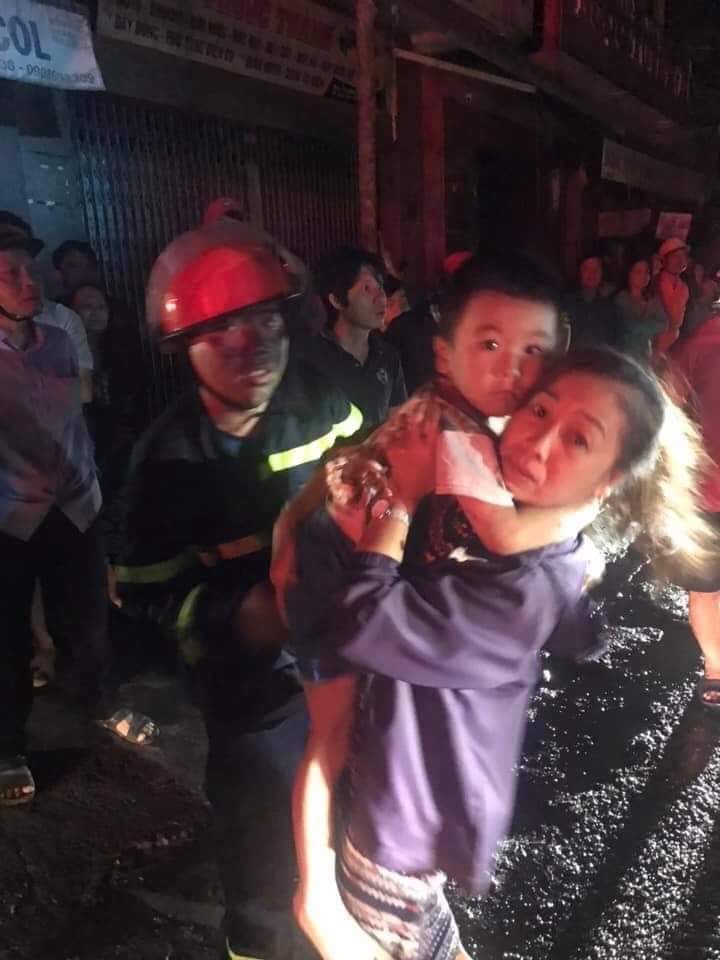 Chiến sĩ đội phòng cháy chữa cháy đưa được 2 trong số 3 người từ tầng 3 căn nhà xuống an toàn.Ảnh:PCCC