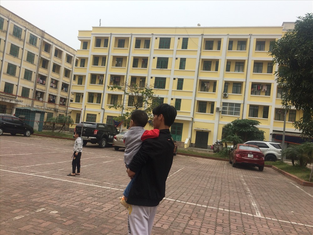 Nhiều công nhân nam trông con thay vợ.