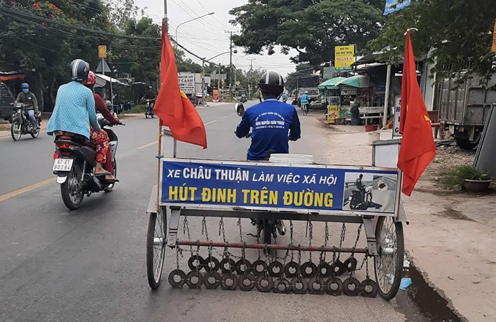 Chiếc xe hút đinh đang được ông Năm Sang chạy về lại Thành phố Long Xuyên sau khu đã hút quanh khu công nghiệp. Ảnh : P.T