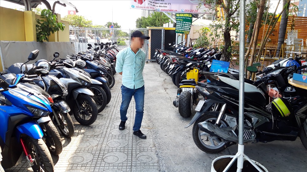 Một vị khách có dấu hiệu say xỉn, chân bước đi không vững đang loay hoay tìm xe máy ra về. Ảnh TK.