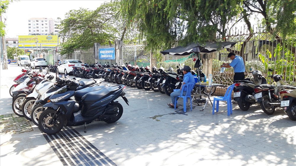 Bảo vệ nhà hàng H.L thường xuyên chứng kiến khách hàng sử dụng rượu bia, sau đó vẫn tự chạy xe về nhà. Ảnh TK.