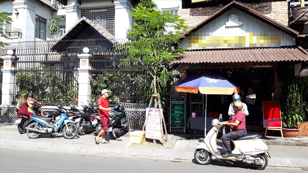 Các vị khách nhanh chóng rời khỏi nhà hàng tình trạng nồng nặc mùi rượu, bia. Ảnh TK.