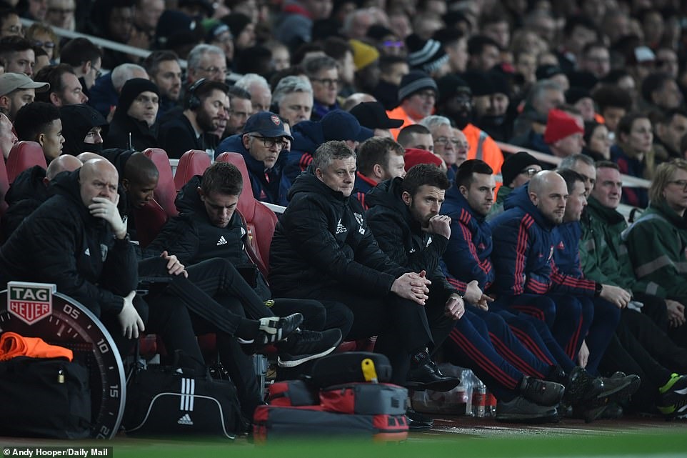 Cảm xúc trái ngược của Arteta và Solskjaer. Ảnh: Daily Mail.