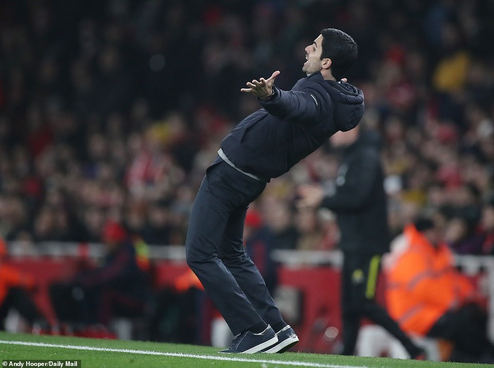 Cảm xúc trái ngược của Arteta và Solskjaer. Ảnh: Daily Mail.