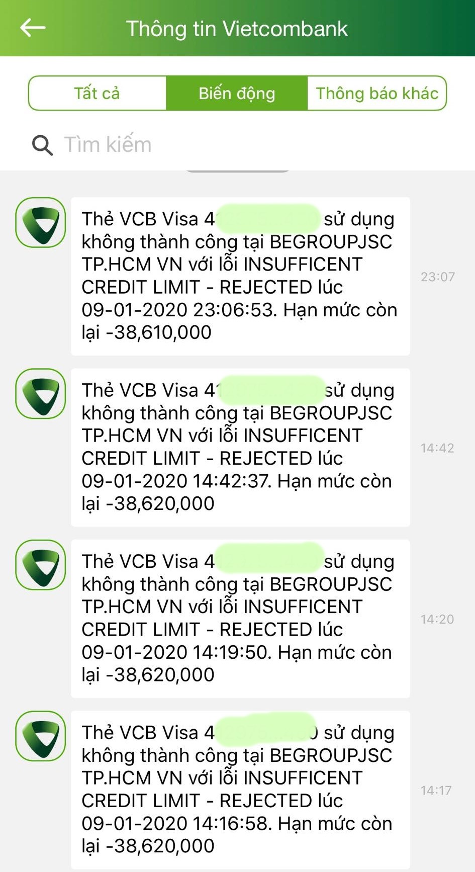 Các tin nhắn liên tục gửi vào di động của anh V cho thấy thẻ tín dụng của anh bị âm hạn mức hơn 38 triệu đồng. Ảnh: nhân vật cung cấp