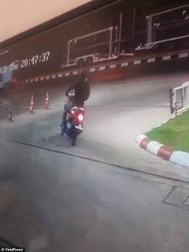 Nghi phạm lên xe trốn khỏi hiện trường. Ảnh: Viral Press