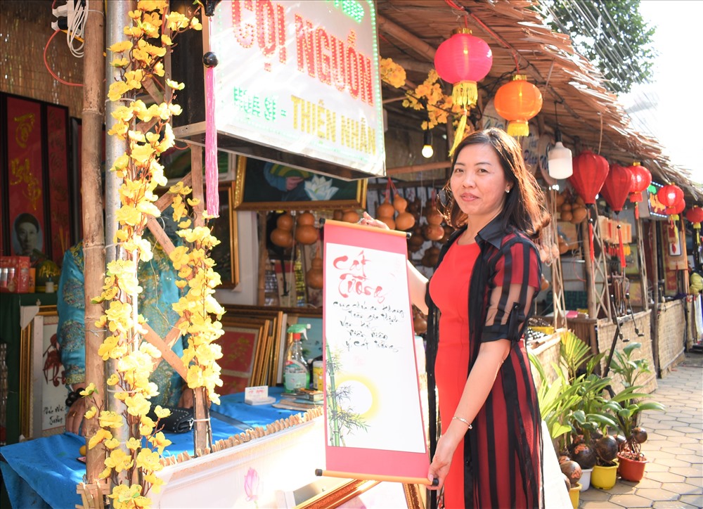 Khách tham quan xin chữ với những lời chúc chào mừng Tết Canh Tý 2020. Ảnh: Thành.