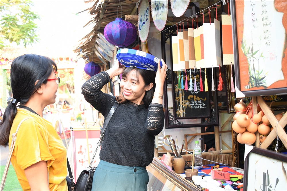 Không thể thiếu vắng những “Bông hoa” trong dịp sắc xuân miền vườn năm 2020. Ảnh : Thành Nhân.